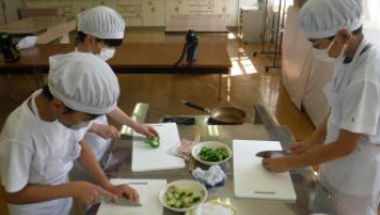 学級園で作っているピーマンで野菜炒めを作っている様子 学級園で作っているピーマンで野菜炒めを作っている様子