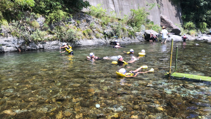 川で魚を捕子どもや、ライフジャケットで浮かんだまま川を流れてみる子どもたち 川で魚を捕子どもや、ライフジャケットで浮かんだまま川を流れてみる子どもたち