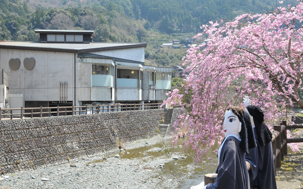 神山温泉桜とかかし 4月