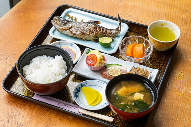 マスの塩焼き定食